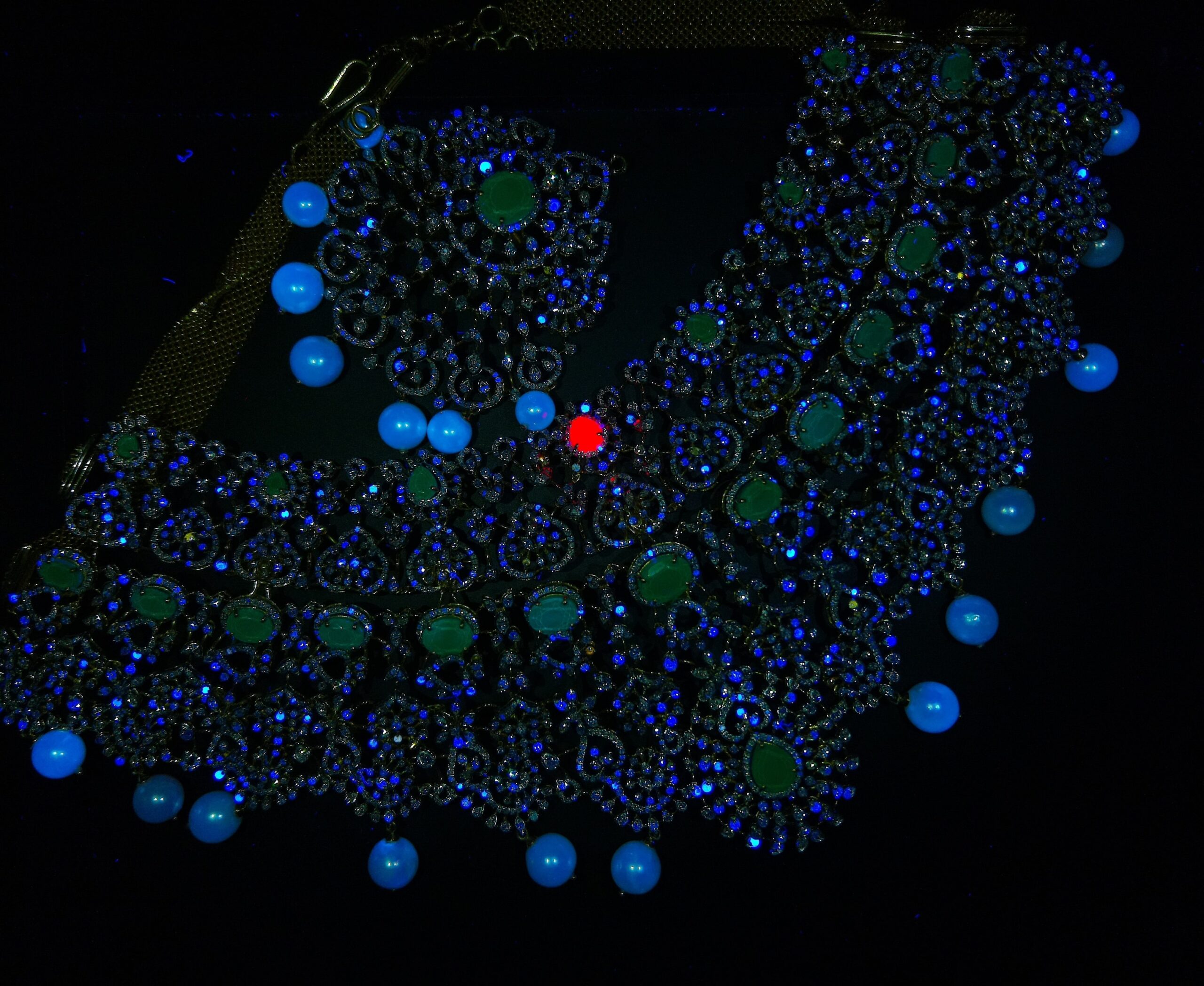 The fluorescence image of the jewellery of synthetic diamond detection machine .